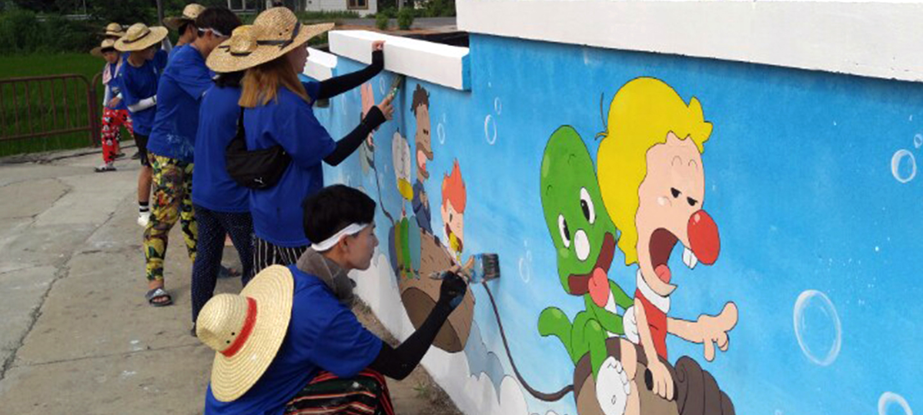 학생들, 부여에서 마을 벽화그리기 봉사활동 이미지